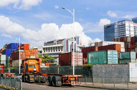 Navigating Global Trade Challenges for Logistics