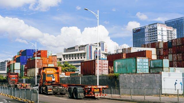 Navigating Global Trade Challenges for Logistics